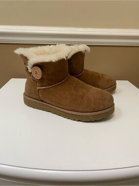 Baylee Button UGG Labeled US 6